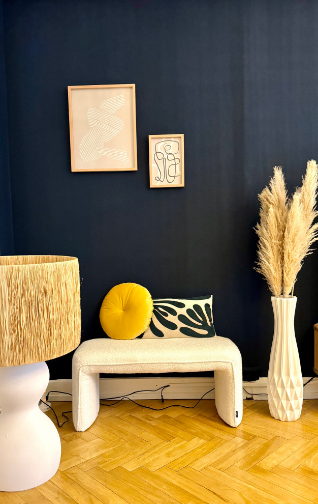 Inspiration pour un salon blanc et bois traditionnel avec un mur bleu, un sol en bois brun, un téléviseur indépendant et un sol marron.