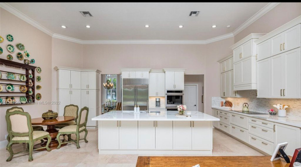 Transitional kitchen photo in Miami