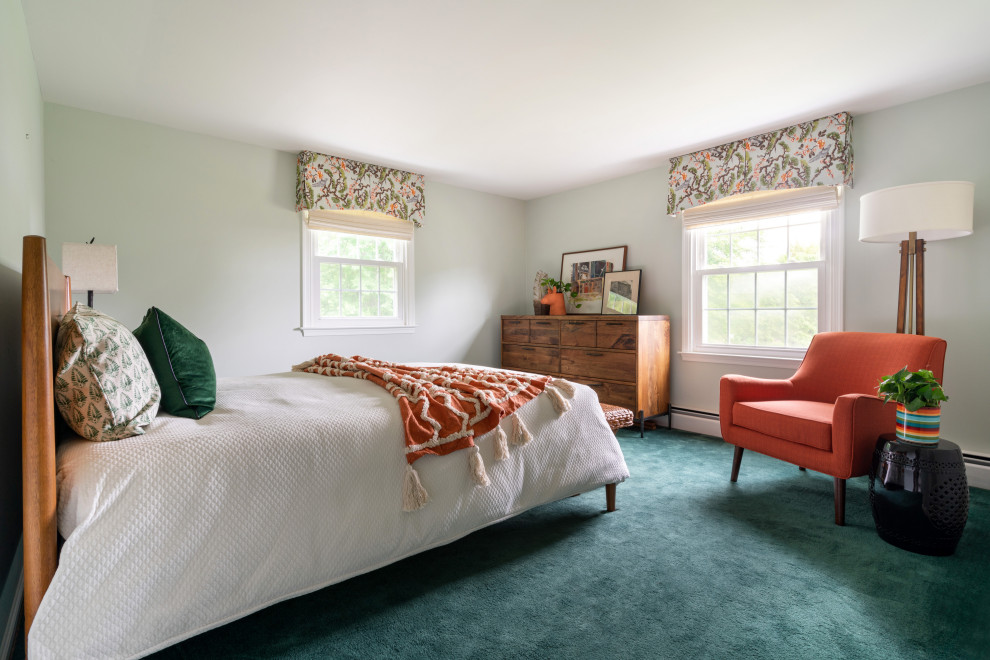 Свежая идея для дизайна: гостевая спальня среднего размера, (комната для гостей) в стиле неоклассика (современная классика) с зелеными стенами, ковровым покрытием и зеленым полом - отличное фото интерьера