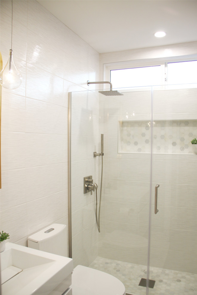 Идея дизайна: маленькая главная ванная комната в белых тонах с отделкой деревом в современном стиле с плоскими фасадами, белыми фасадами, открытым душем, раздельным унитазом, белой плиткой, керамической плиткой, белыми стенами, паркетным полом среднего тона, монолитной раковиной, столешницей из искусственного кварца, коричневым полом, душем с распашными дверями, белой столешницей, фартуком, тумбой под одну раковину и подвесной тумбой для на участке и в саду
