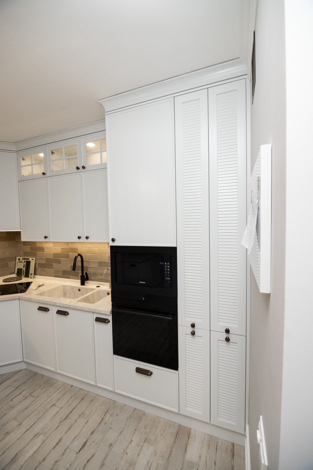 Светлая кухня с деревянными элементами