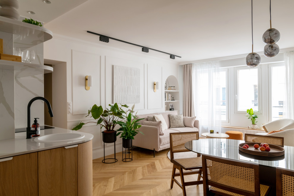 Esempio di un soggiorno chic di medie dimensioni e aperto con pareti bianche, parquet chiaro, TV a parete, pavimento marrone e boiserie