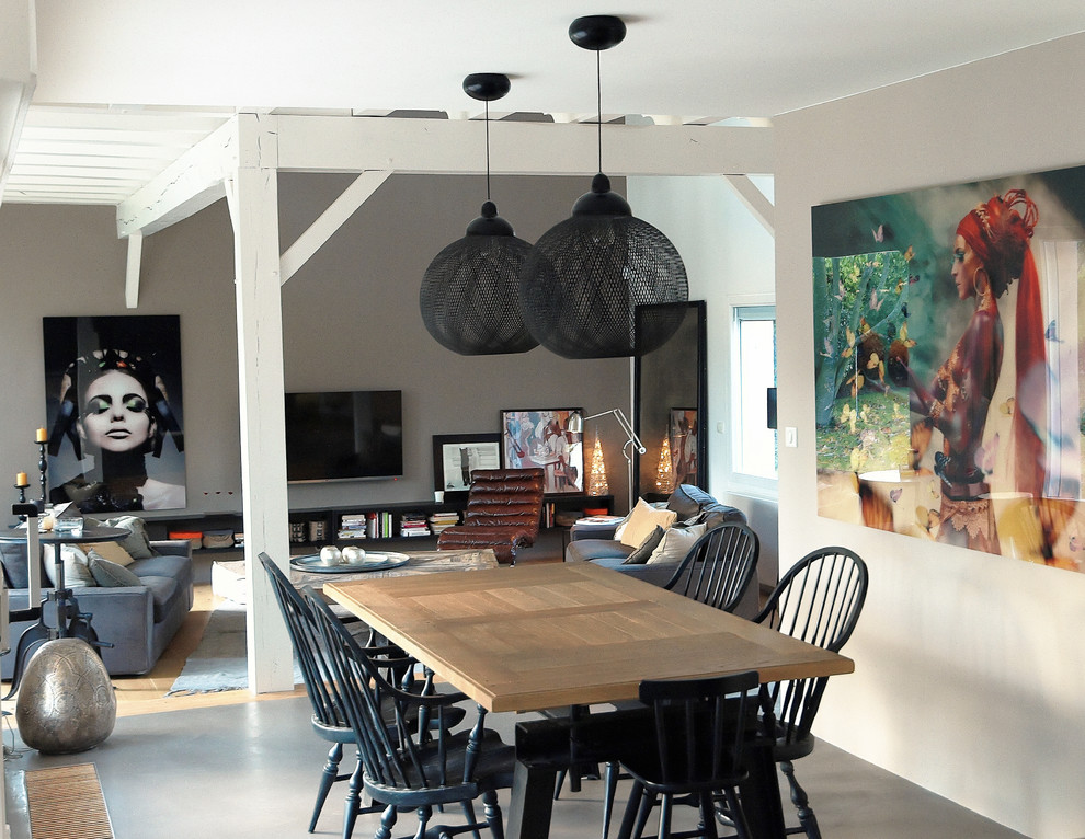 Inspiration for a mid-sized contemporary open plan dining in Paris with white walls, concrete floors and no fireplace.
