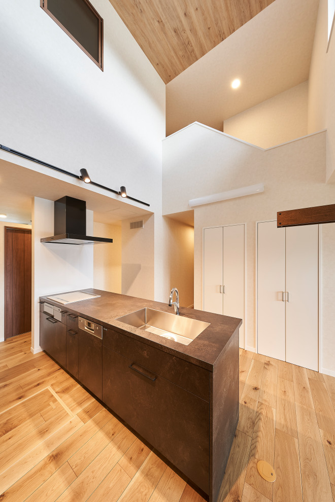 大阪にあるアジアンスタイルのおしゃれなII型キッチン (グレーのキャビネット、グレーとクリーム色) の写真