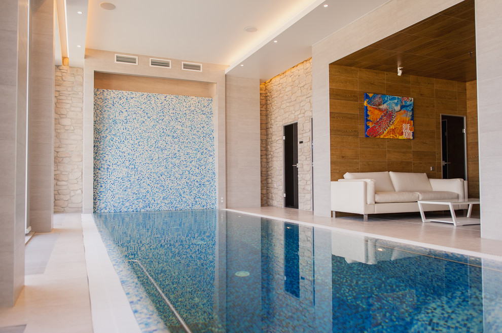 Дом в современном стиле с консольной лестницей