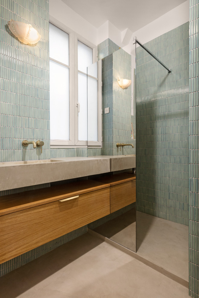 Источник вдохновения для домашнего уюта: маленькая ванная комната в стиле неоклассика (современная классика) с бежевыми фасадами, душем без бортиков, инсталляцией, синей плиткой, керамической плиткой, синими стенами, бетонным полом, раковиной с несколькими смесителями, бежевым полом, открытым душем, белой столешницей, окном, тумбой под одну раковину и подвесной тумбой для на участке и в саду