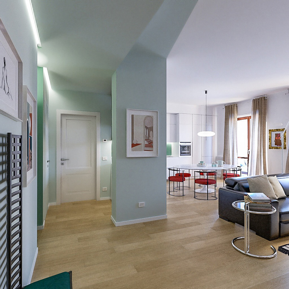 Стильный дизайн: открытая гостиная комната среднего размера в современном стиле с белыми стенами, светлым паркетным полом и телевизором на стене - последний тренд