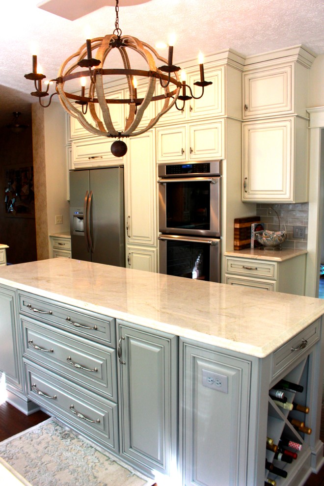 Inspiration for a transitional kitchen remodel in Cleveland