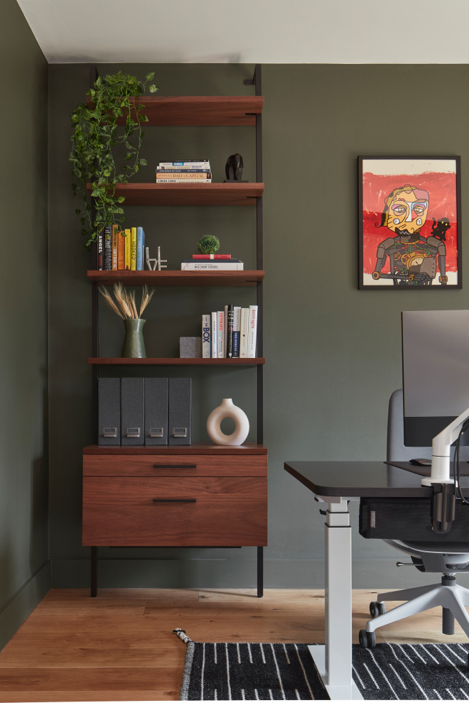 Mittelgroßes Modernes Arbeitszimmer mit Arbeitsplatz, grüner Wandfarbe, hellem Holzboden, freistehendem Schreibtisch, beigem Boden und Tapetenwänden in Toronto