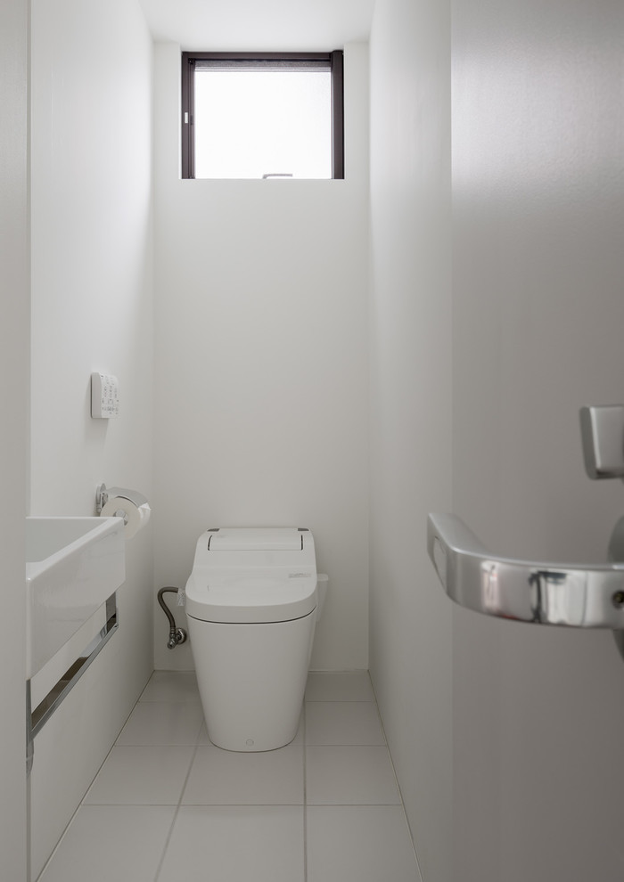 На фото: туалет в стиле модернизм