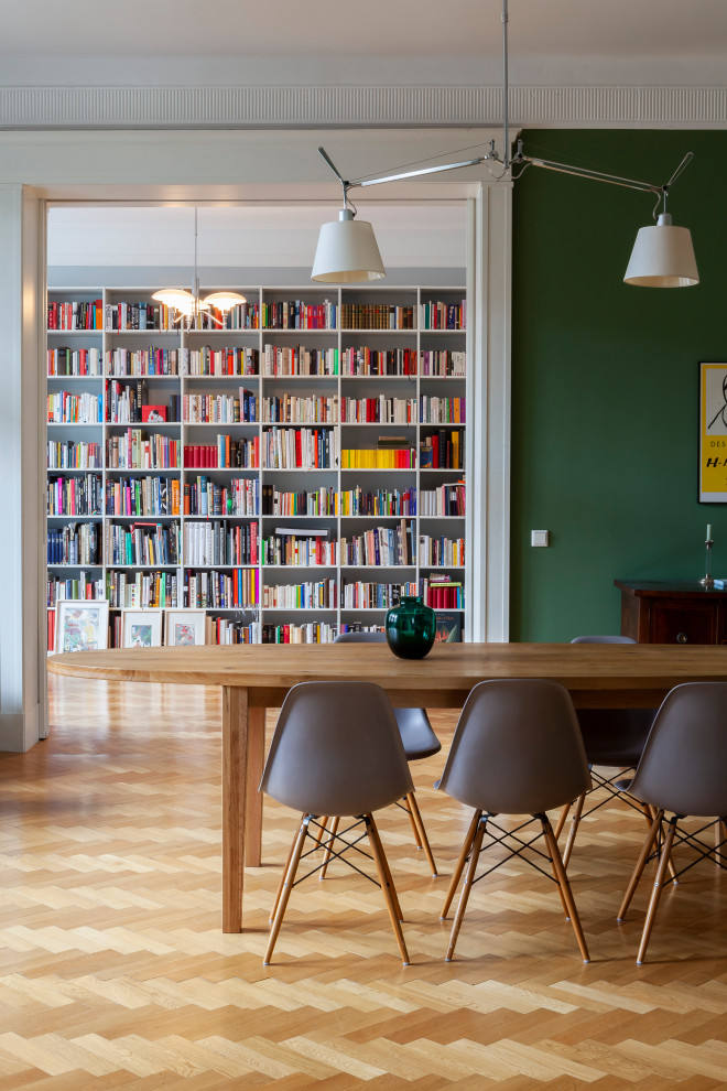 Geschlossenes, Großes Mediterranes Esszimmer mit grüner Wandfarbe und braunem Boden in Berlin