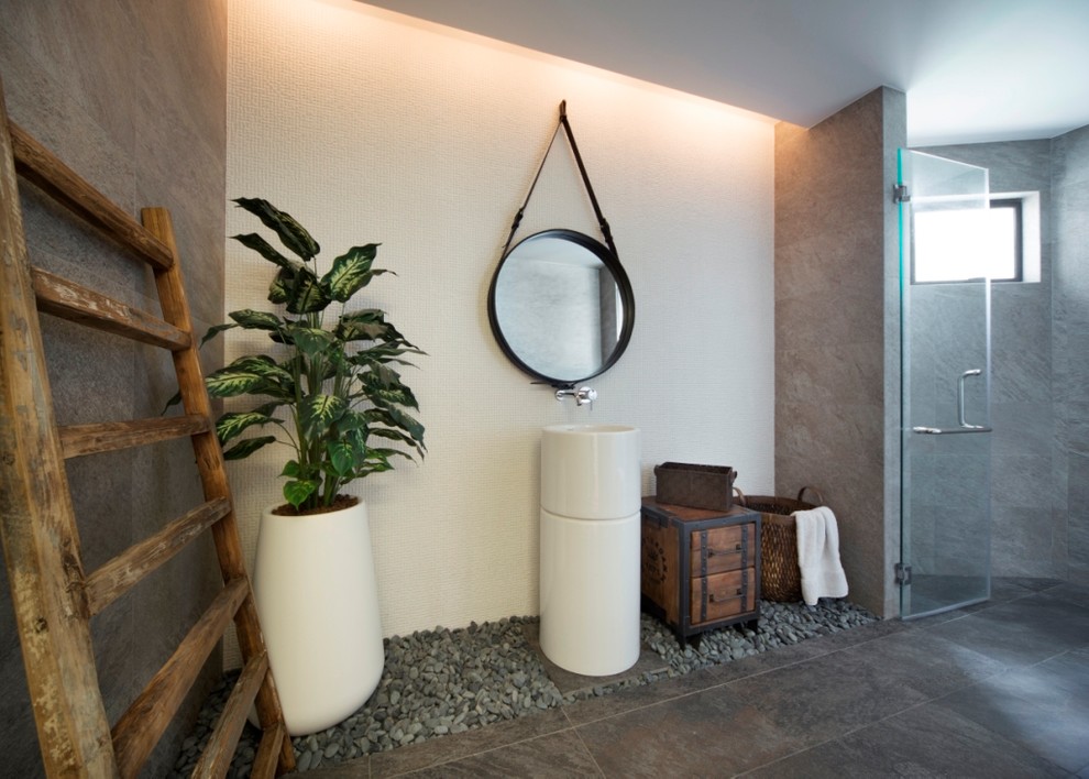 Small contemporary bathroom in Singapore.