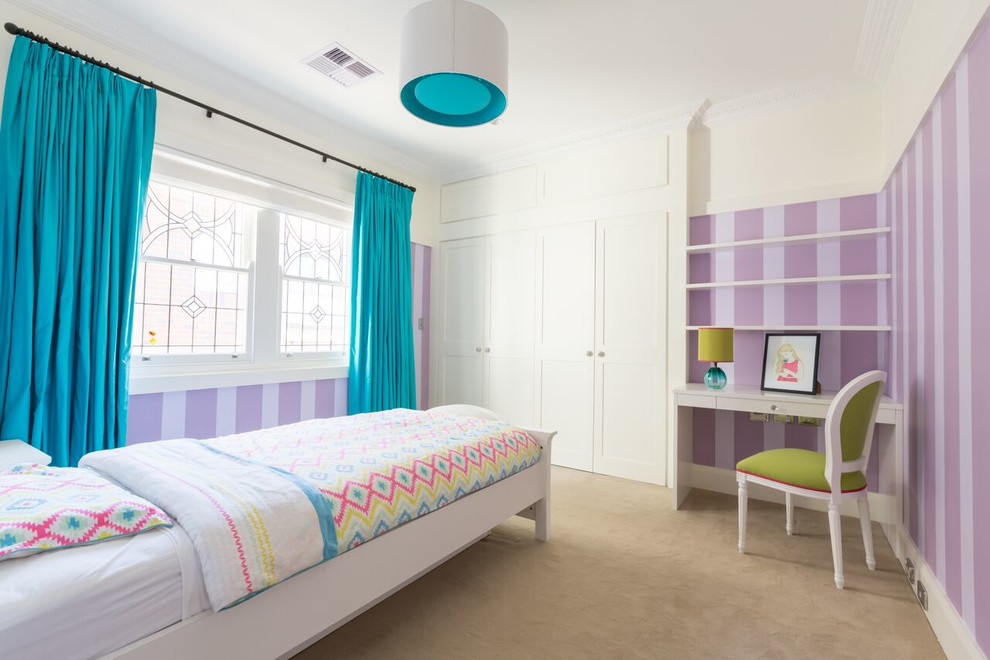 Mittelgroßes Modernes Gästezimmer mit lila Wandfarbe, Teppichboden und beigem Boden in Sydney