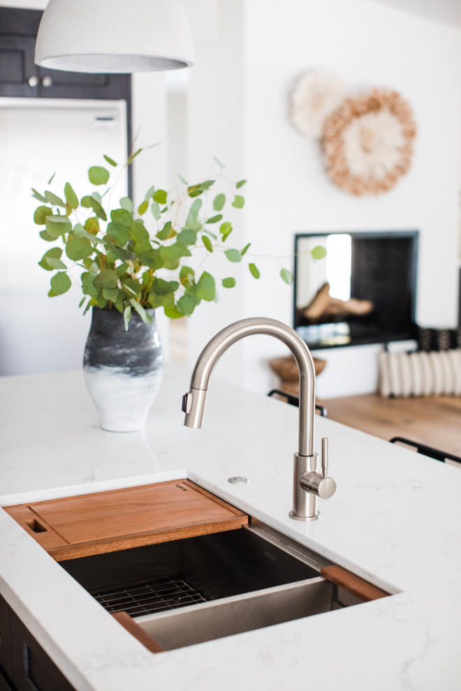 Transitional home design photo in Phoenix