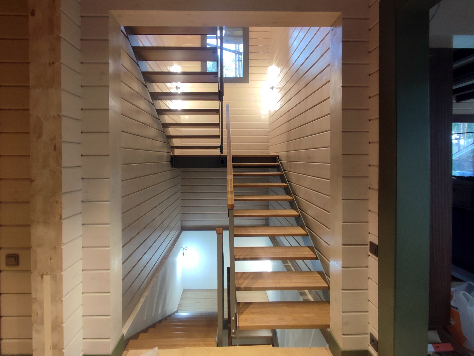 Лестница открытого типа с дубовыми ступенями