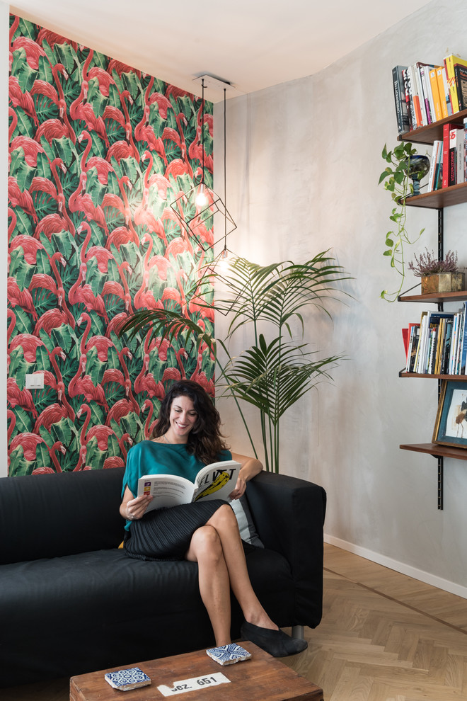 Idee per un soggiorno design aperto con libreria, pareti grigie, parquet chiaro, TV autoportante e pavimento marrone