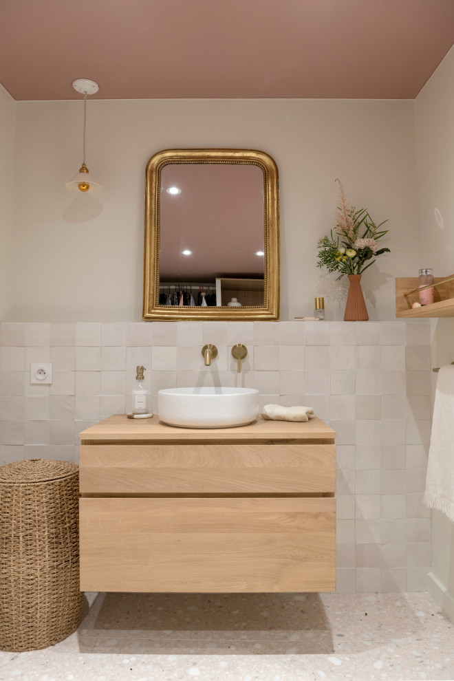 Cette image montre une salle de bain principale design de taille moyenne avec une douche ouverte, un carrelage gris, un sol en terrazzo, un plan vasque, un plan de toilette en bois, un sol rose et meuble simple vasque.