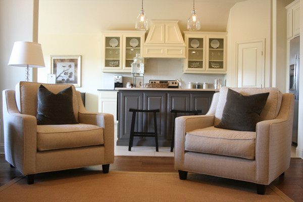 Kitchen - transitional kitchen idea in Dallas