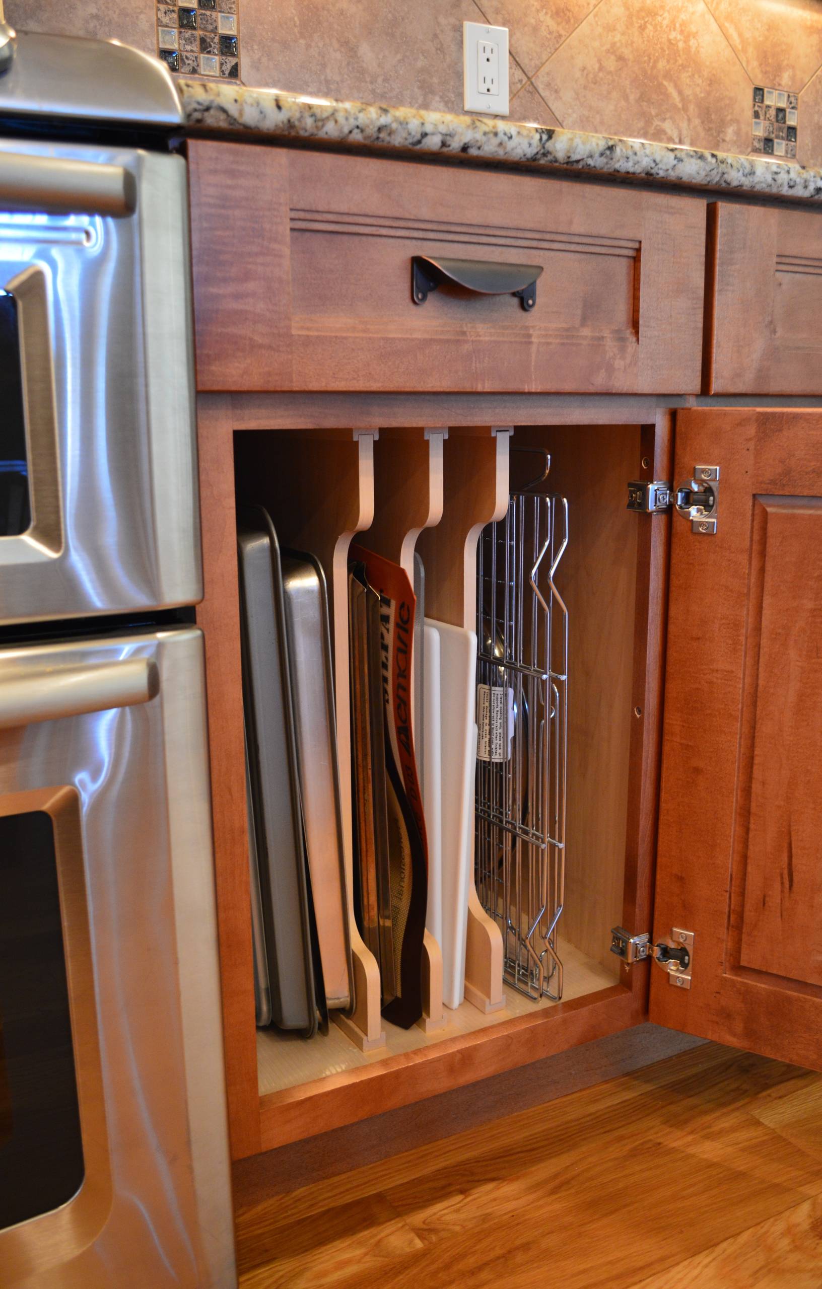 Simple pull out drawer for cookie sheets and cutting boards. :  r/BeginnerWoodWorking