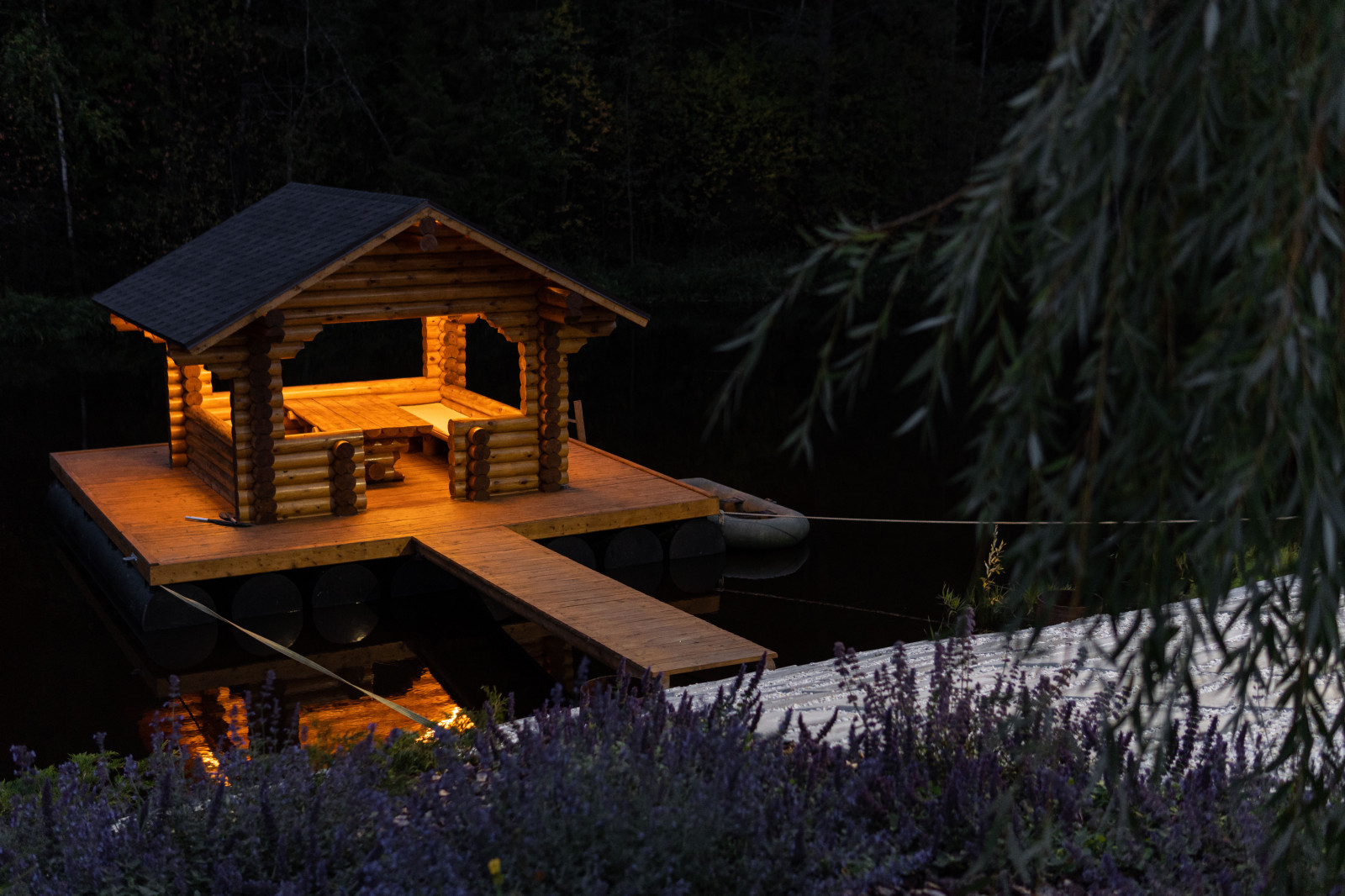 На берегу очень тихой реки