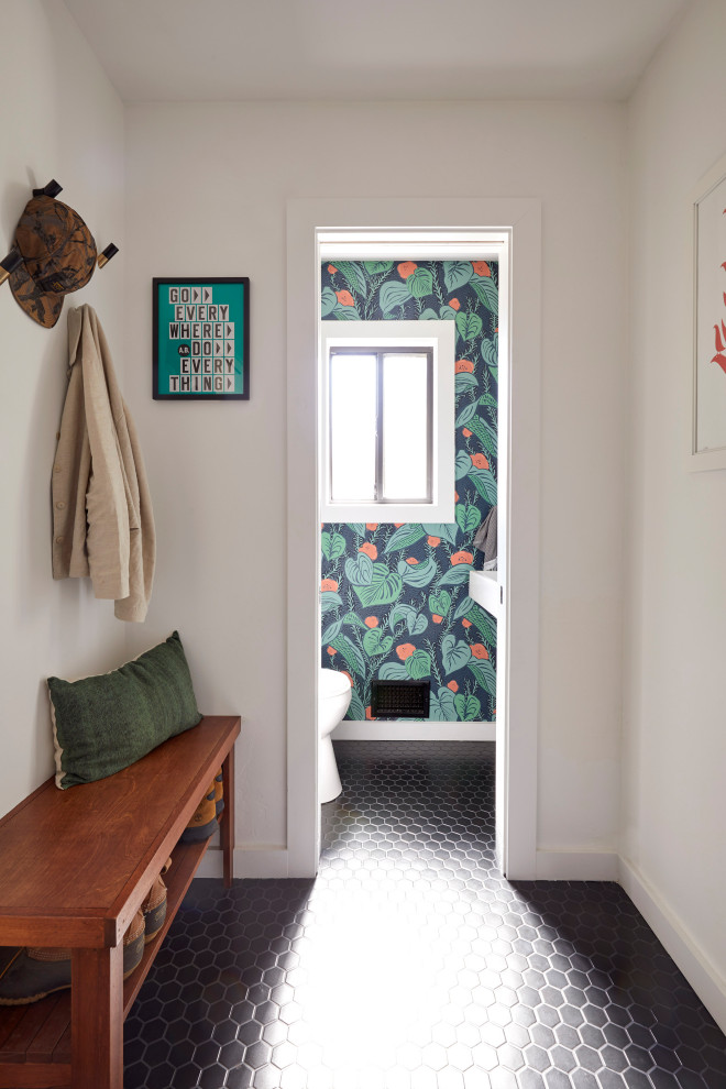 Kleine Mid-Century Gästetoilette mit Porzellan-Bodenfliesen, Wandwaschbecken, schwarzem Boden, schwebendem Waschtisch und Tapetenwänden in San Francisco