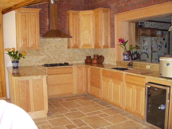 Idéer för att renovera ett mellanstort amerikanskt kök, med en undermonterad diskho, luckor med upphöjd panel, skåp i ljust trä, granitbänkskiva, beige stänkskydd, stänkskydd i keramik, rostfria vitvaror, klinkergolv i keramik, en halv köksö och beiget golv