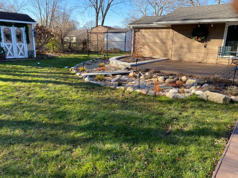 Example of a large backyard ground level deck design in Chicago