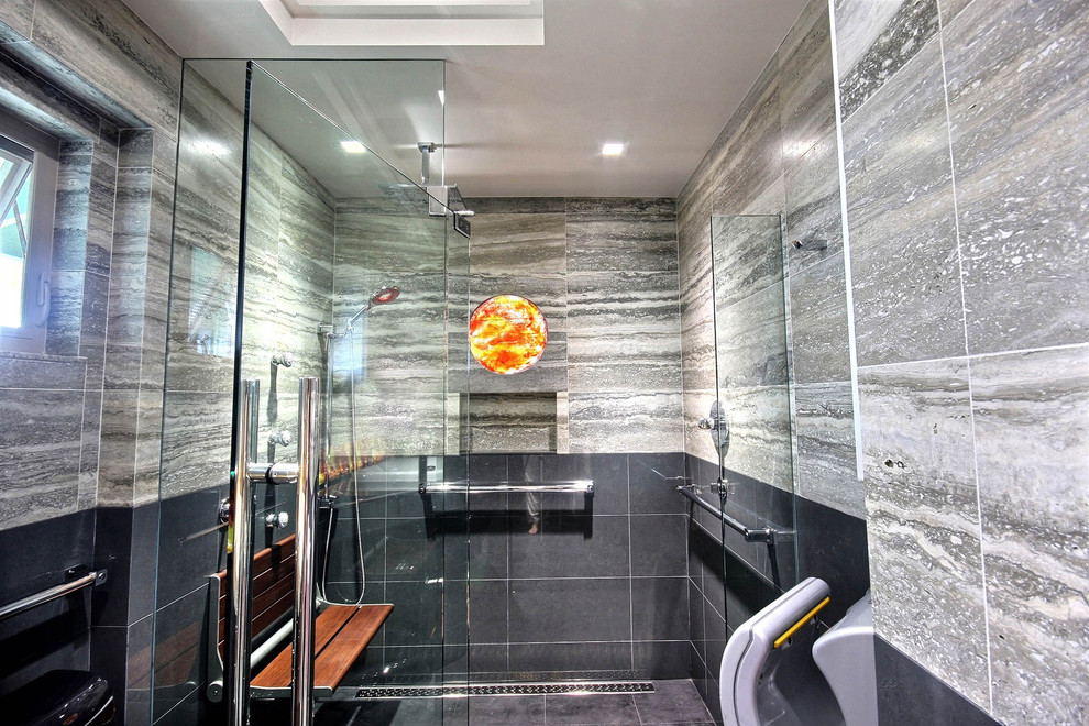 Modern bathroom in Hawaii with a curbless shower and porcelain tile.