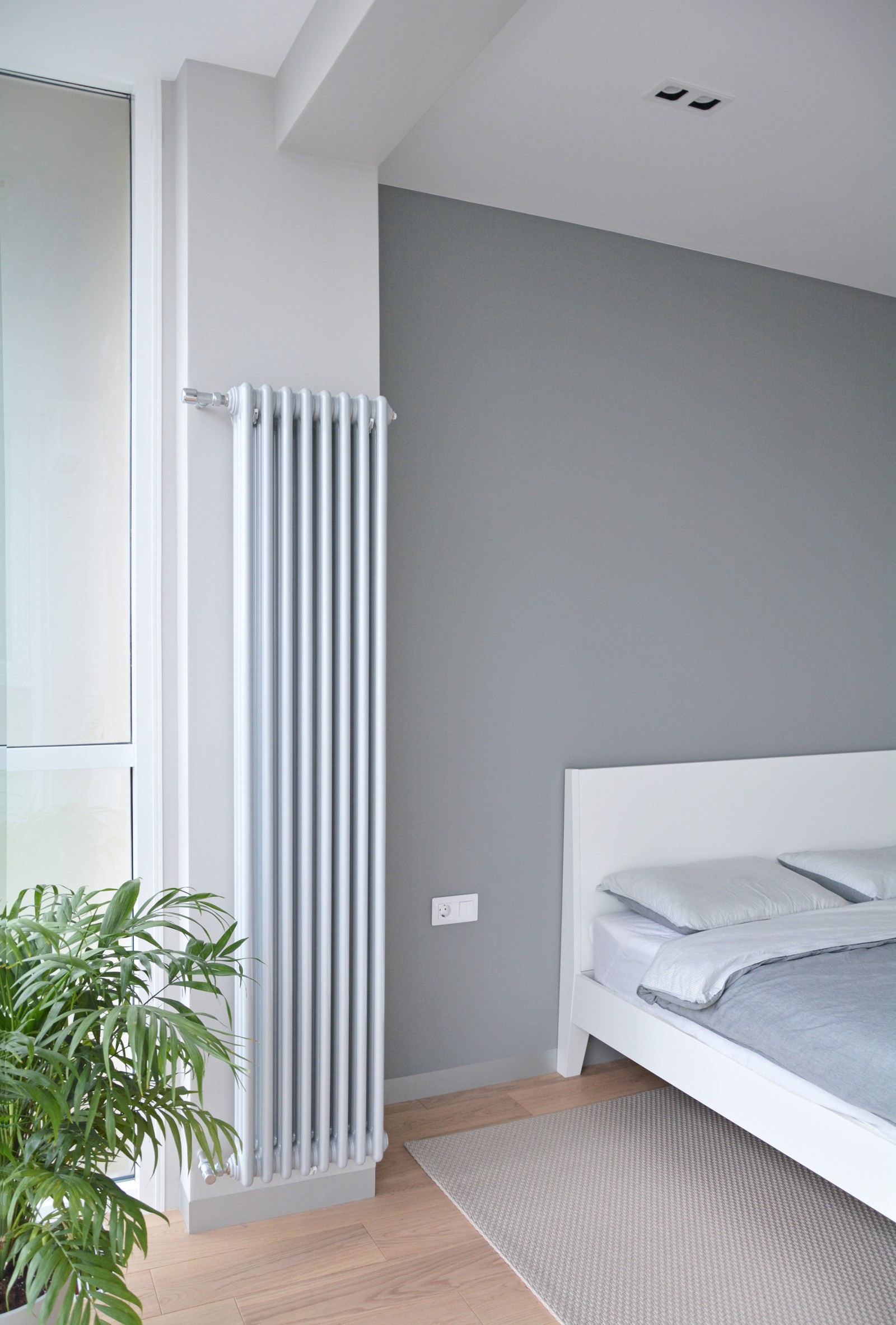 Стильная квартира для молодой семьи! Светлая и просторная спальня с витражным ос