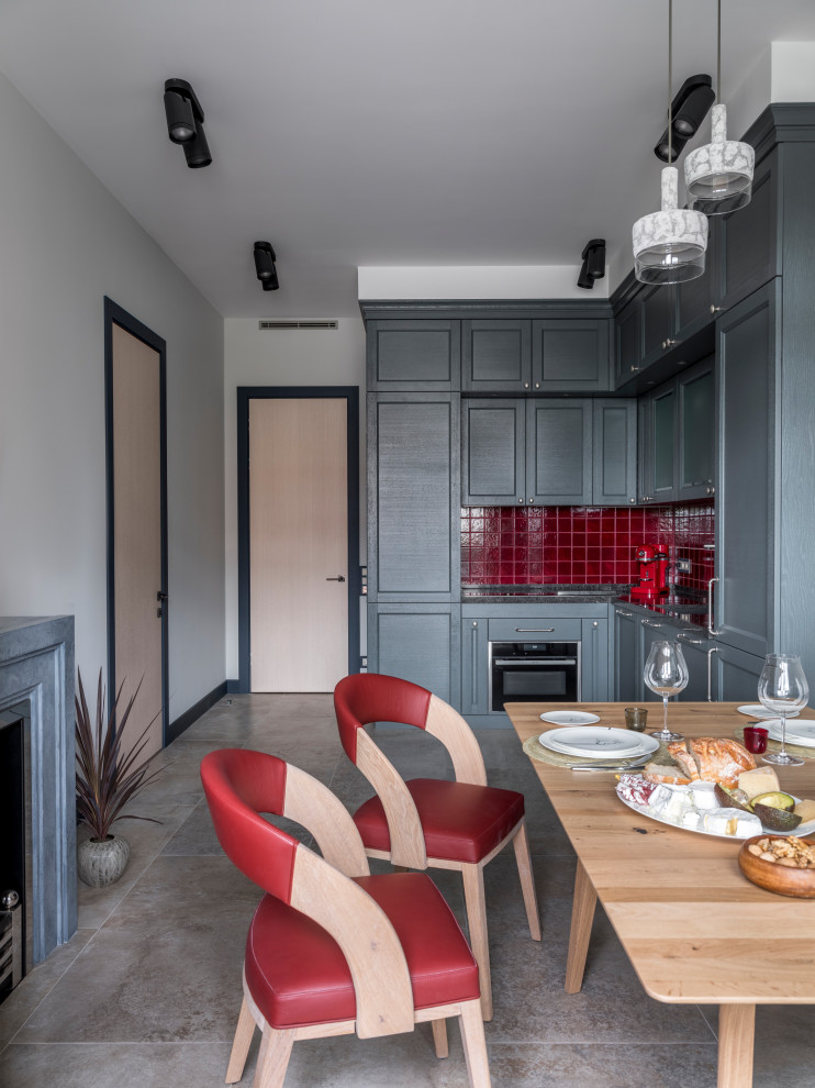 Inspiration för mellanstora moderna grått kök, med luckor med infälld panel, grå skåp, bänkskiva i kvarts, rött stänkskydd, stänkskydd i keramik, klinkergolv i porslin och beiget golv