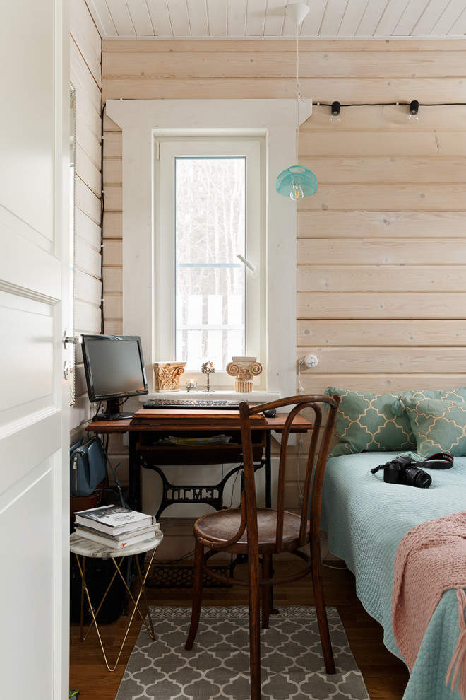 На фото: хозяйская спальня среднего размера, в белых тонах с отделкой деревом в скандинавском стиле с бежевыми стенами, паркетным полом среднего тона, коричневым полом, потолком из вагонки, деревянными стенами и рабочим местом с