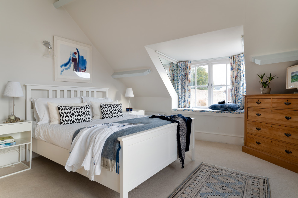 Maritimes Schlafzimmer mit weißer Wandfarbe, Teppichboden und beigem Boden in Devon