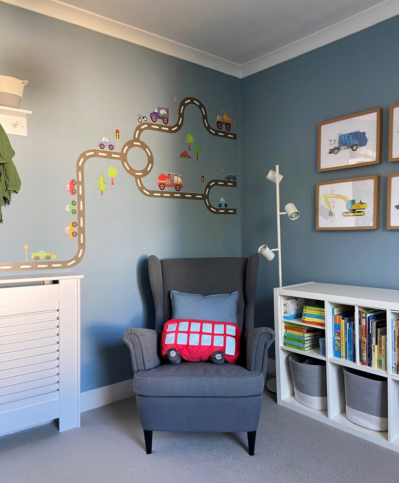 Пример оригинального дизайна: детская с спальным местом, синими стенами, ковровым покрытием и серым полом для ребенка от 1 до 3 лет, мальчика