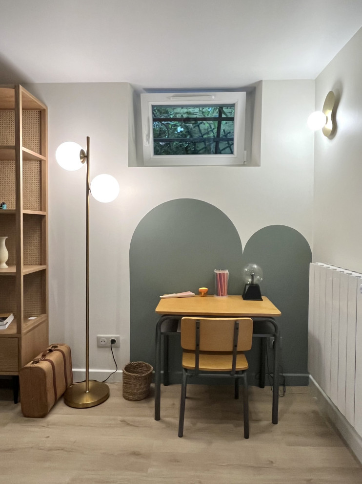 Foto på ett litet funkis arbetsrum, med gröna väggar, vinylgolv och beiget golv