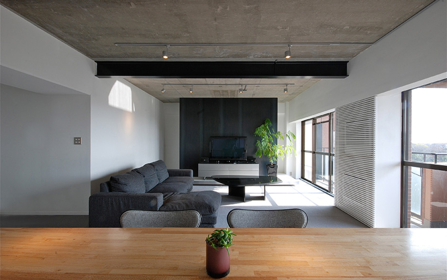 Design ideas for a modern family room in Kobe.