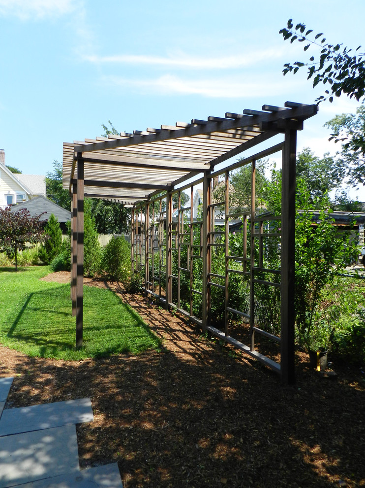 Design ideas for a contemporary backyard garden in Boston.