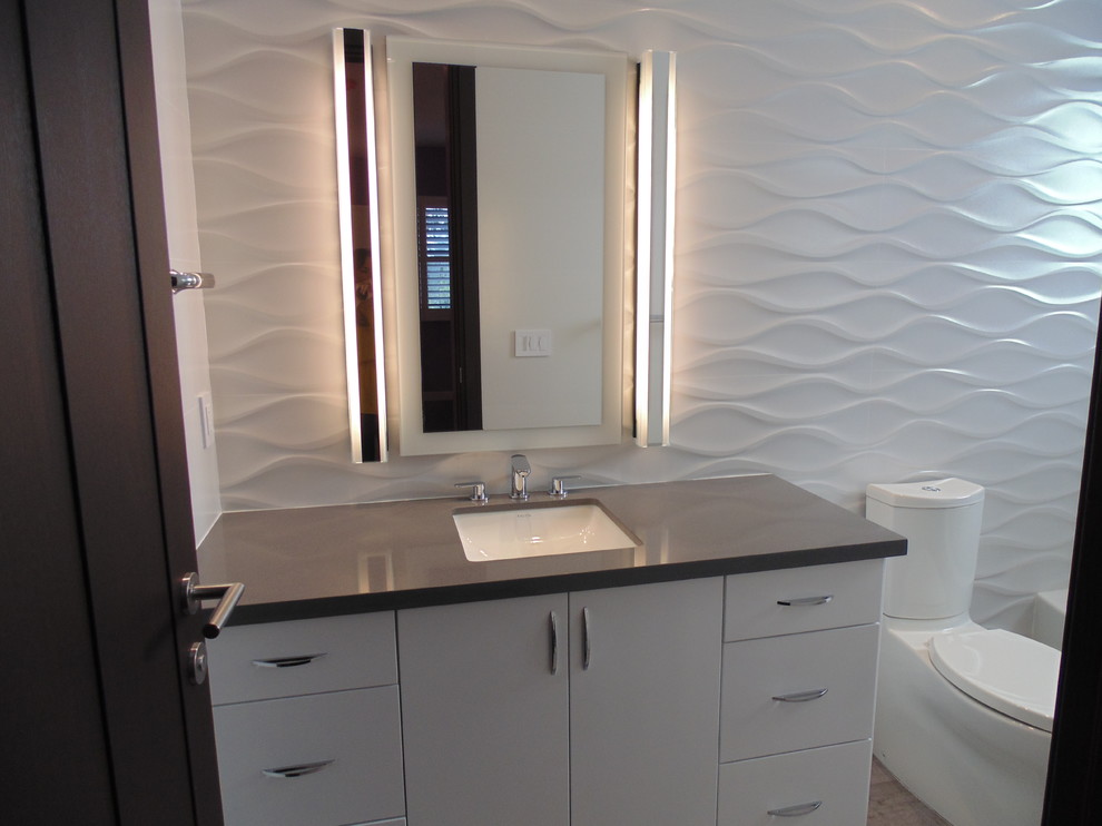 Example of a minimalist bathroom design in Miami