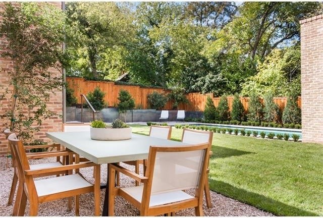 Example of a transitional home design design in Austin