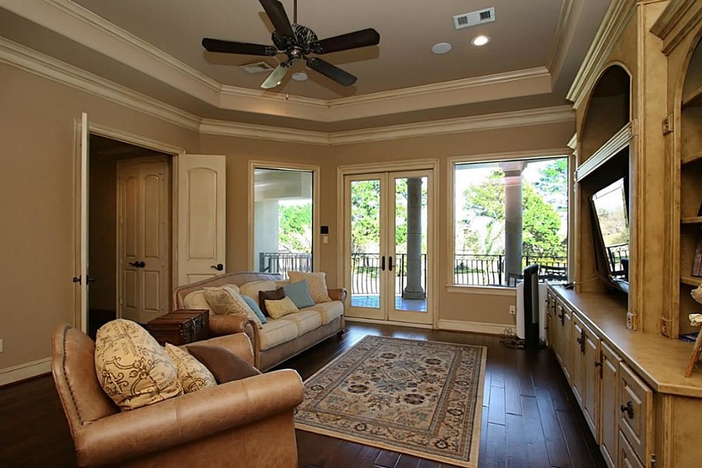 Inspiration for a transitional home design remodel in Houston