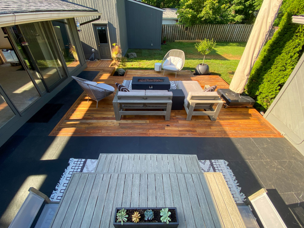 Ispirazione per una grande terrazza minimalista dietro casa e a piano terra