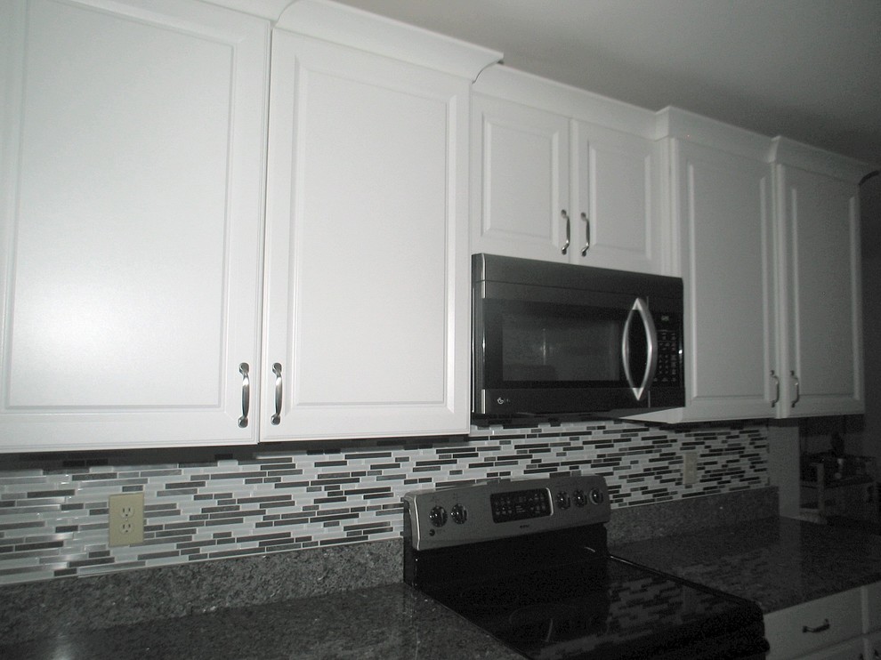 Transitional kitchen photo in Raleigh