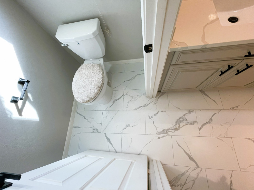 Cette photo montre une salle de bain tendance avec un plan de toilette en quartz modifié, un plan de toilette blanc et meuble double vasque.