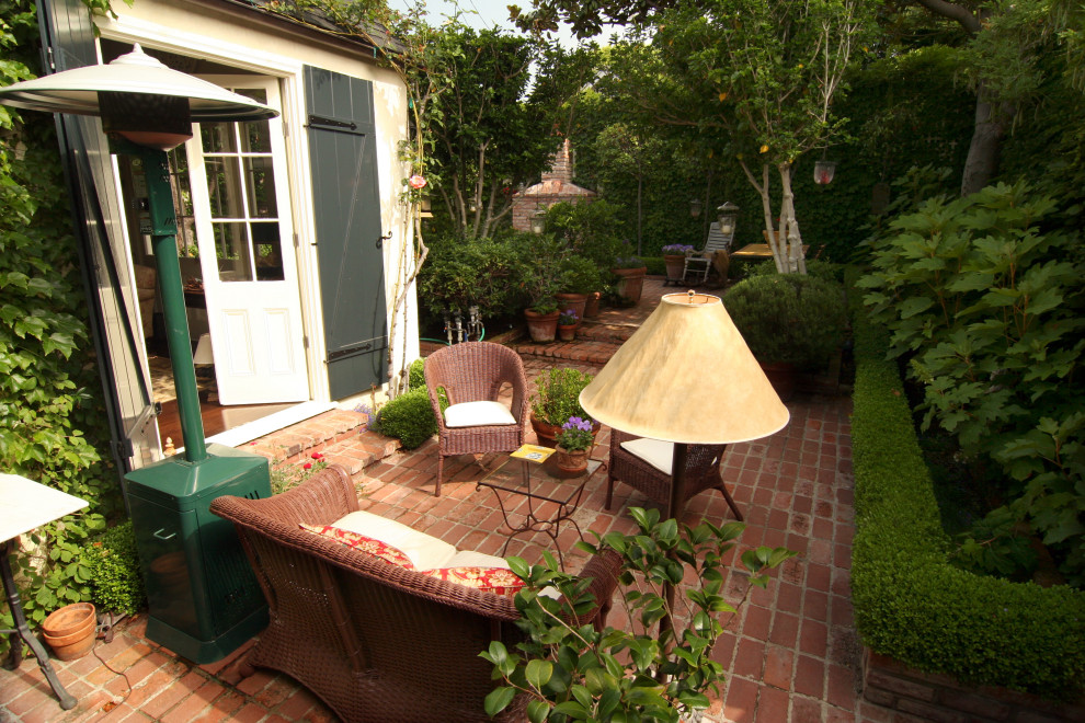 Стильный дизайн: участок и сад на внутреннем дворе в классическом стиле с уличным камином и мощением клинкерной брусчаткой - последний тренд