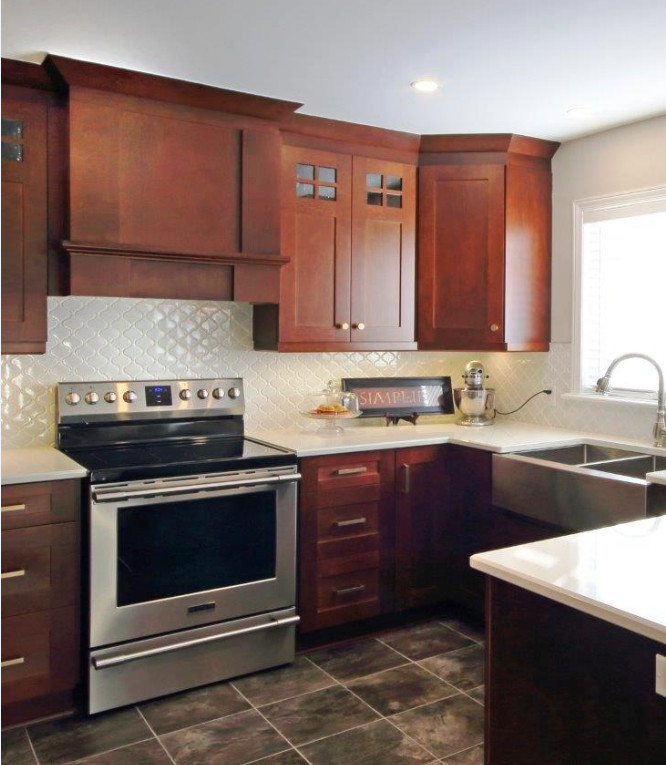 Mid-sized transitional u-shaped vinyl floor eat-in kitchen photo in Ottawa with a farmhouse sink, shaker cabinets, medium tone wood cabinets, quartz countertops, white backsplash, ceramic backsplash, stainless steel appliances and a peninsula