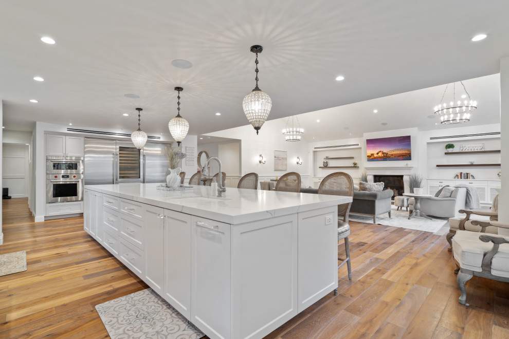 Kitchen - transitional kitchen idea in Los Angeles