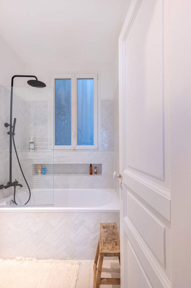 Medium sized contemporary ensuite bathroom in Paris with light wood cabinets, a submerged bath, white tiles, ceramic tiles, ceramic flooring, a vessel sink, wooden worktops, beige floors, a wall niche, a single sink and white walls.