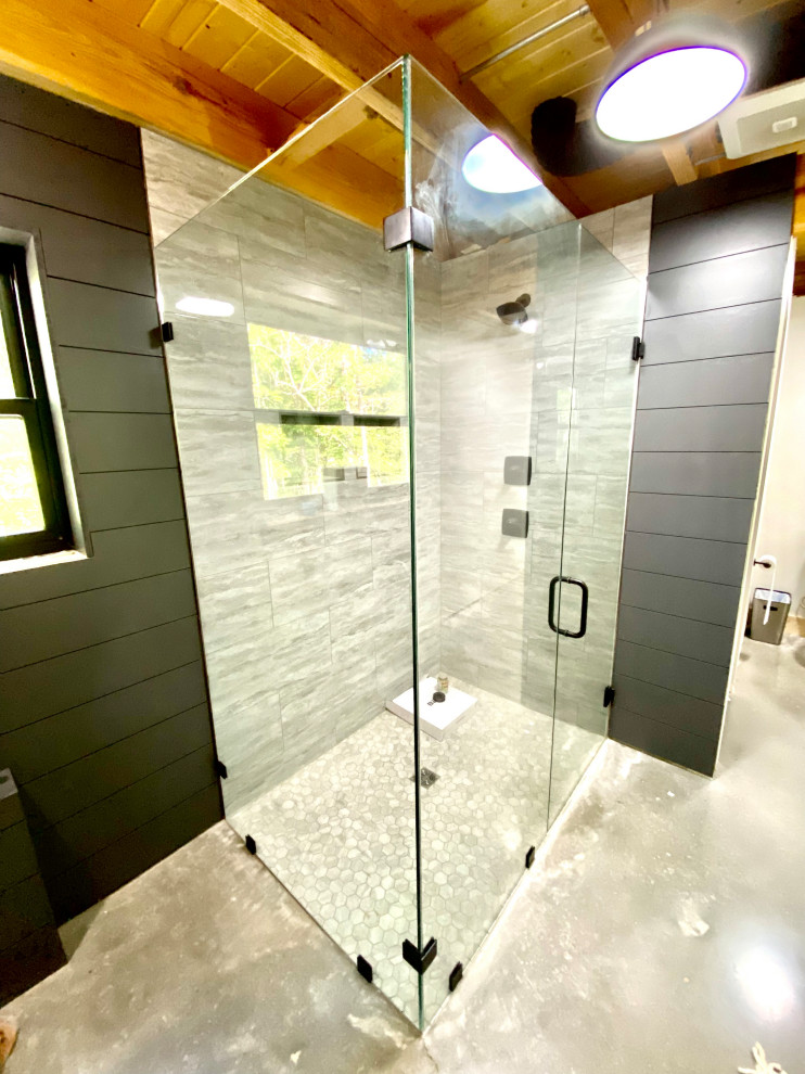 Industrial Badezimmer mit bodengleicher Dusche und Falttür-Duschabtrennung in Sonstige