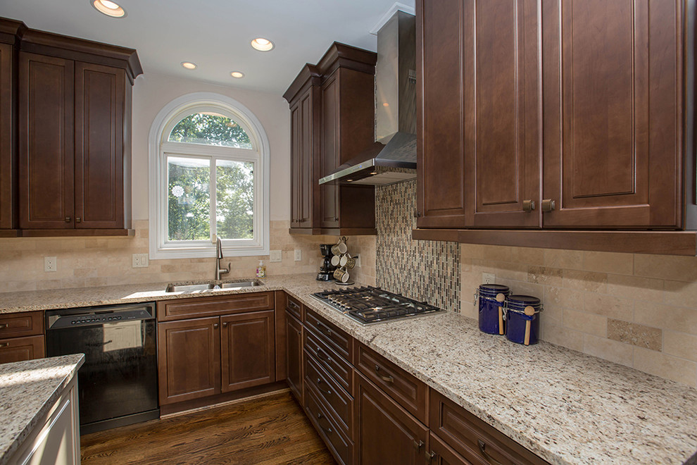 Example of a transitional kitchen design in Cincinnati