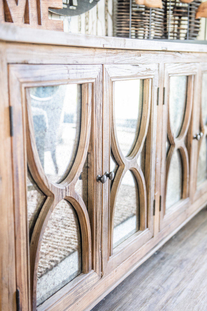 Transitional home design photo in Toronto