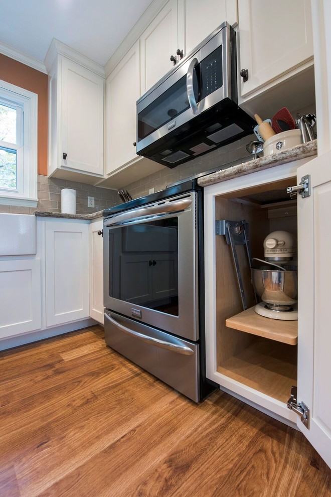 Transitional kitchen photo in Columbus
